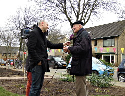 de pers is er bij. TV Gelderland
                          interviewt een buurtbewoner